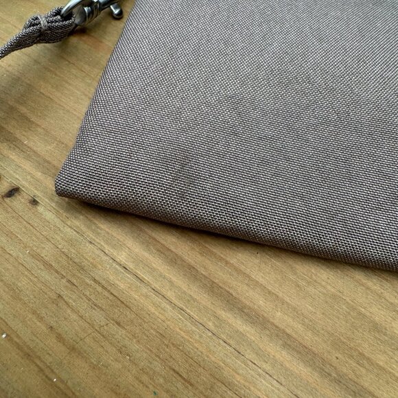 Baggallini RFID Wristlet Purse Wallet Gray Neutral Minimalist Travel read - Picture 10 of 10